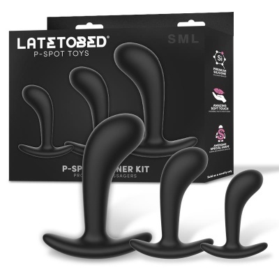 Conjunto de três massageadores P-Spot em silicone preto com diferentes tamanhos e caixa preta