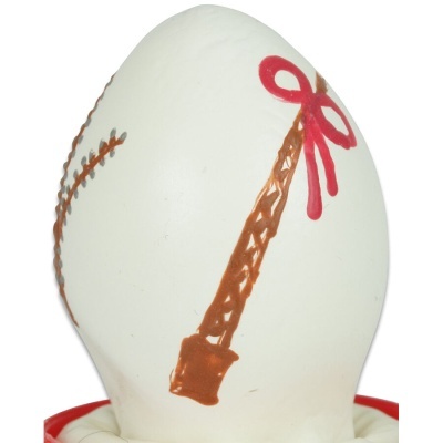 Cabeça de boneca branca com pintura de torre castanha e laço vermelho