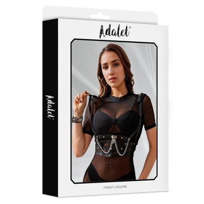 Caixa de lingerie Adalet com modelo vestido de lingerie preta transparente e cinto preto com correntes