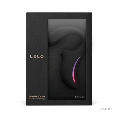 Caixa preta com massageador sexual LELO ENIGMA Cruise visível através de janela transparente.