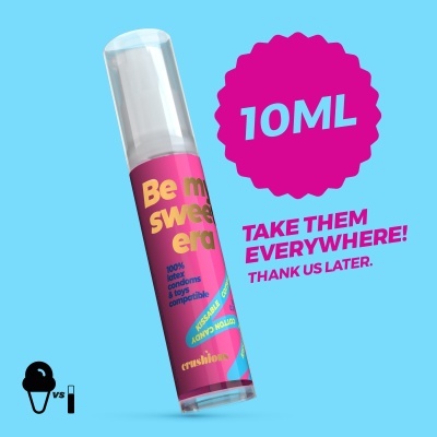 Tubo de plástico transparente com produto rosa e texto promocional em fundo azul