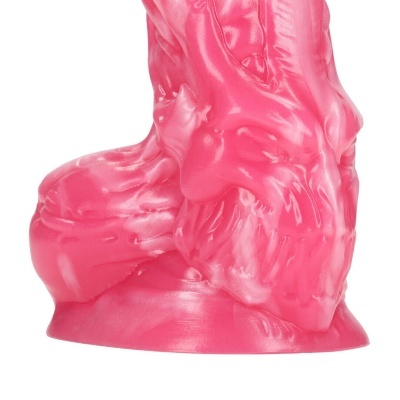 Escultura rosa translúcida com textura orgânica e dentes destacados.