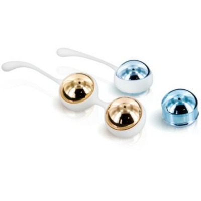 Bolas de Kegel douradas e azuis com corpo branco sobre fundo branco