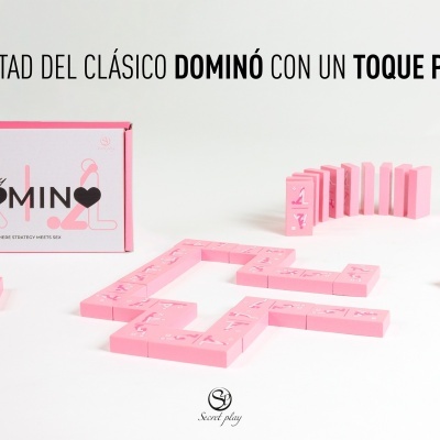 Jogo de domino cor de rosa com caixa e peças sobre fundo branco