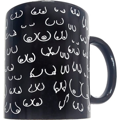 Caneca preta com ilustrações brancas de seios femininos