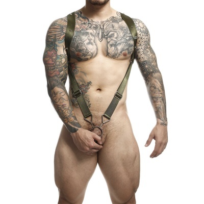 Homem musculado com tatuagens usa arnês verde militar de tecido com fivelas de metal