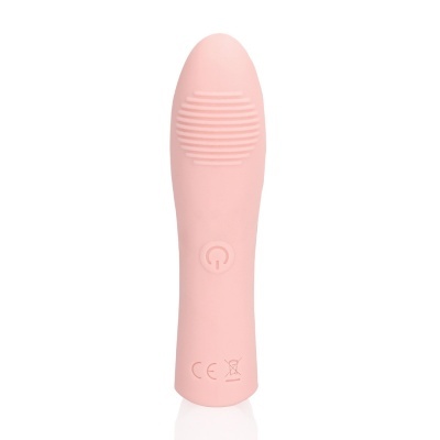Vibrador rosa em silicone com botão e textura de riscos horizontais.