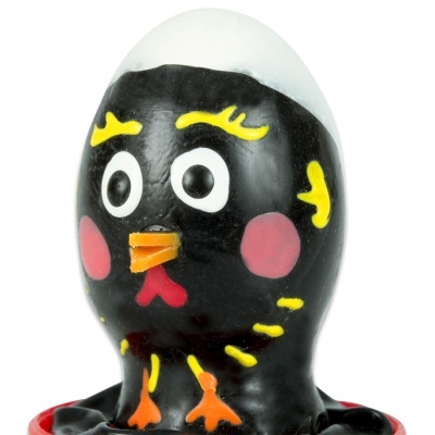 Figura de galinha preta colorida com bochechas cor-de-rosa dentro de recipiente vermelho