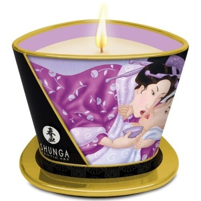 Vela perfumada com etiqueta preta e dourada e ilustração japonesa clássica