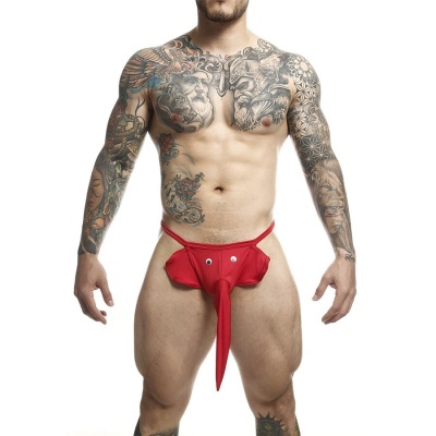 Cueca masculina vermelha com design de elefante em modelo masculino tatuado