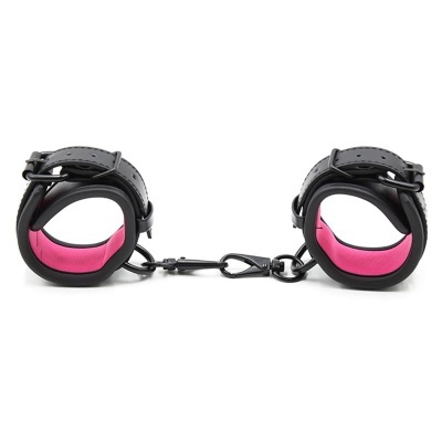 Algemas pretas com interior cor-de-rosa acolchoado e corrente metálica