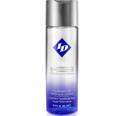 Frasco transparente com tampa prateada e rótulo azul e branco