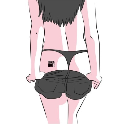 Ilustração de mulher de costas a puxar calças pretas, com tanga preta e texto THATS HOT!