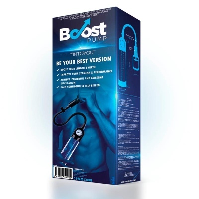 Embalagem azul de bomba de vácuo para pénis Boost Pump com texto em inglês e imagem de torso masculino
