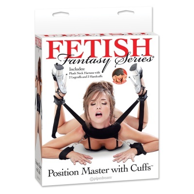 Caixa do conjunto Fetish Fantasy Series com arnês de pescoço e algemas pretas e mulher usando botas prateadas.