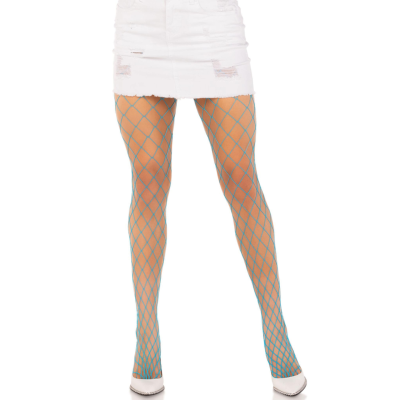 Pernas femininas com collants de rede azul e saia curta branca de ganga