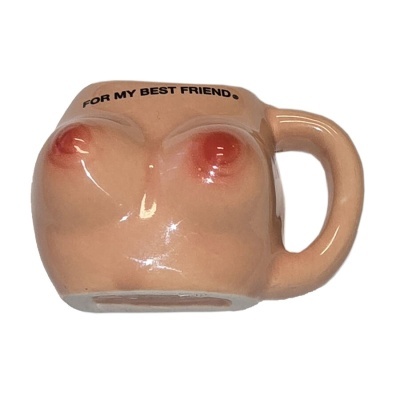 Caneca rosa em forma de peitos femininos com texto FOR MY BEST FRIEND®
