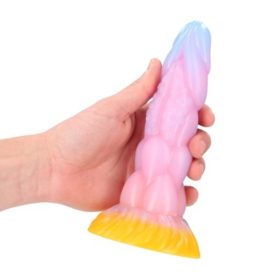 Objeto de silicone colorido segurado por uma mão em fundo branco