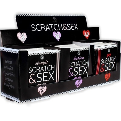 Expositor preto com três tipos de livros Scratch & Sex em várias cores e corações decorativos