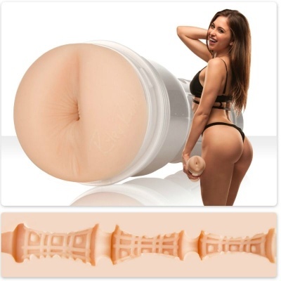 Brinquedo sexual masculino em silicone cor pele com textura interior visível e mulher segurando o produto.