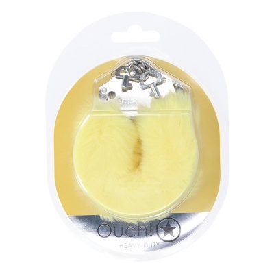 Algemas com pêlo amarelo em embalagem transparente com fundo amarelo