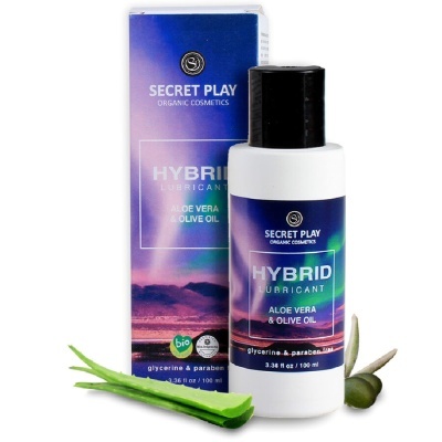 Lubrificante híbrido Secret Play com Aloe Vera e Olive Oil em embalagem branca e azul, com aloe vera e azeitona ao lado.