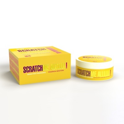 Pote de esfoliante corporal amarelo com tampa branca ao lado de caixa amarela com texto destacado.