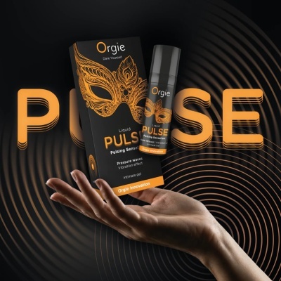 Embalagem e frasco de gel íntimo Orgie Liquid Pulse com máscara veneziana laranja sobre fundo preto com ondas laranja.