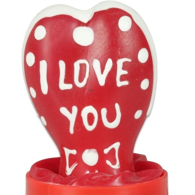 Produto em forma de coração vermelho com pontos brancos e texto I LOVE YOU em branco
