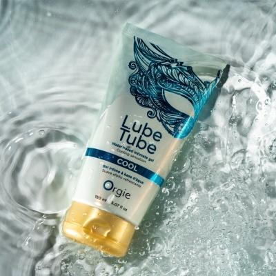 Gel íntimo Lube tube COOL da Orgie sobre fundo de água com bolhas.