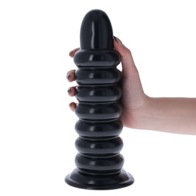 Produto sexual preto texturizado segurado por uma mão