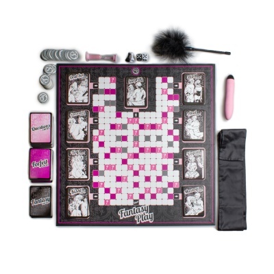 Jogo de tabuleiro erótico com cartas, dados e acessórios em preto e rosa.