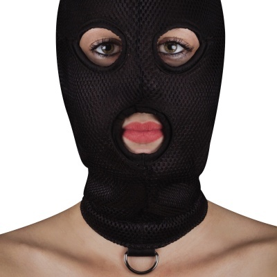 Máscara balaclava preta em tecido de malha com orifícios e argola metálica