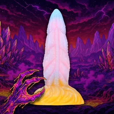 Produto em formato dardo com base amarela e fundo ilustrado roxo