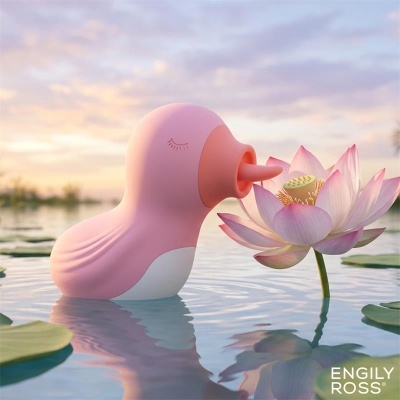 Produto em forma de pato cor-de-rosa na água junto a flor de lótus rosa.