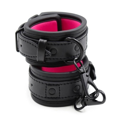 Algemas de pulso pretas com interior rosa e fechos metálicos