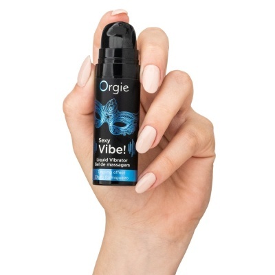 Frasco de gel de massagem Orgie Sexy Vibe! na mão feminina.