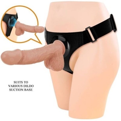Cinta preta com dildo cor pele em manequim