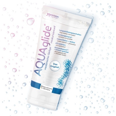 Embalagem branca e azul de gel lubrificante Aquaglide com texto e gotas de água ao fundo