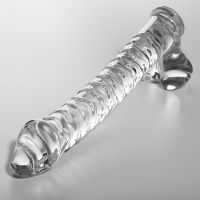 Objeto transparente alongado com textura ondulada e base larga