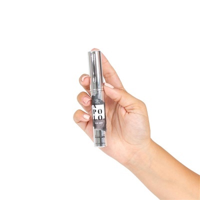 Frasco prateado de perfume APOLLO FOR MEN segurado por mão feminina com unhas nude