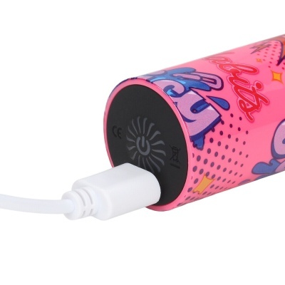 Dispositivo cilíndrico rosa com cabo USB a carregar
