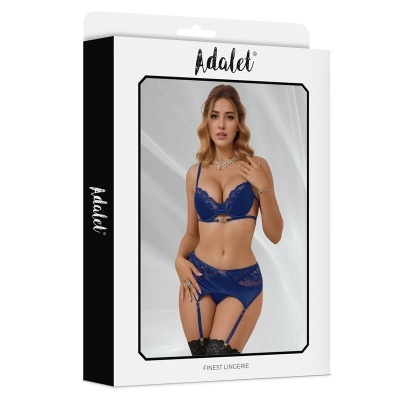 Caixa de lingerie Adalet com modelo em conjunto azul rendado e cetim.