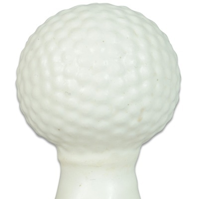 Bola de golfe branca com cavidades sobre suporte branco