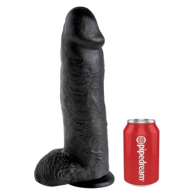 Dildo preto com textura detalhada ao lado de lata vermelha Pipedream para comparação de tamanho