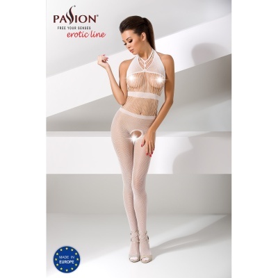 Mulher com body de malha branca transparente e saltos altos prateados