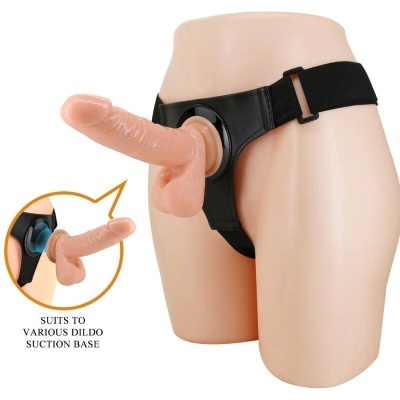 Arnês preto com dildo cor de pele, texto SUITS TO VARIOUS DILDO SUCTION BASE