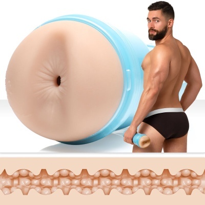 Masturbador masculino com textura interna, embalagem azul, e modelo masculino em roupa interior preta.