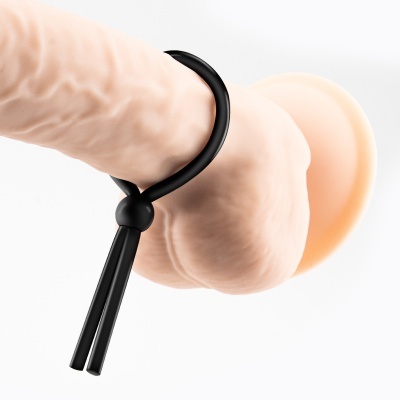 Pénis anatómico em silicone com anel preto numa base