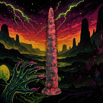 Dildo vermelho e preto com textura em bolhas em fundo de paisagem alienígena com relâmpagos e mão monstruosa verde e roxa.